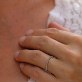 Jade Petite Ring i vitguld med champagnediamanter