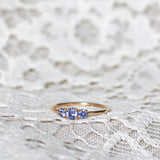 Edith Ring med Duvblå Safirer