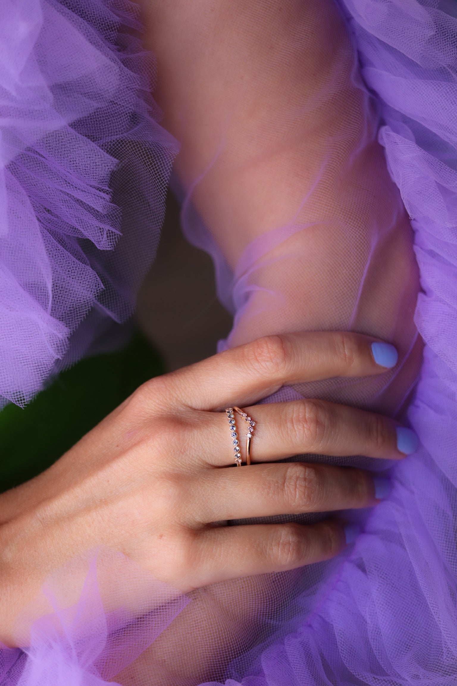 Sanning & Spiritualitet - Astrid Vintage Diamond Band med lavendelsafirer och ljusblå safirer
