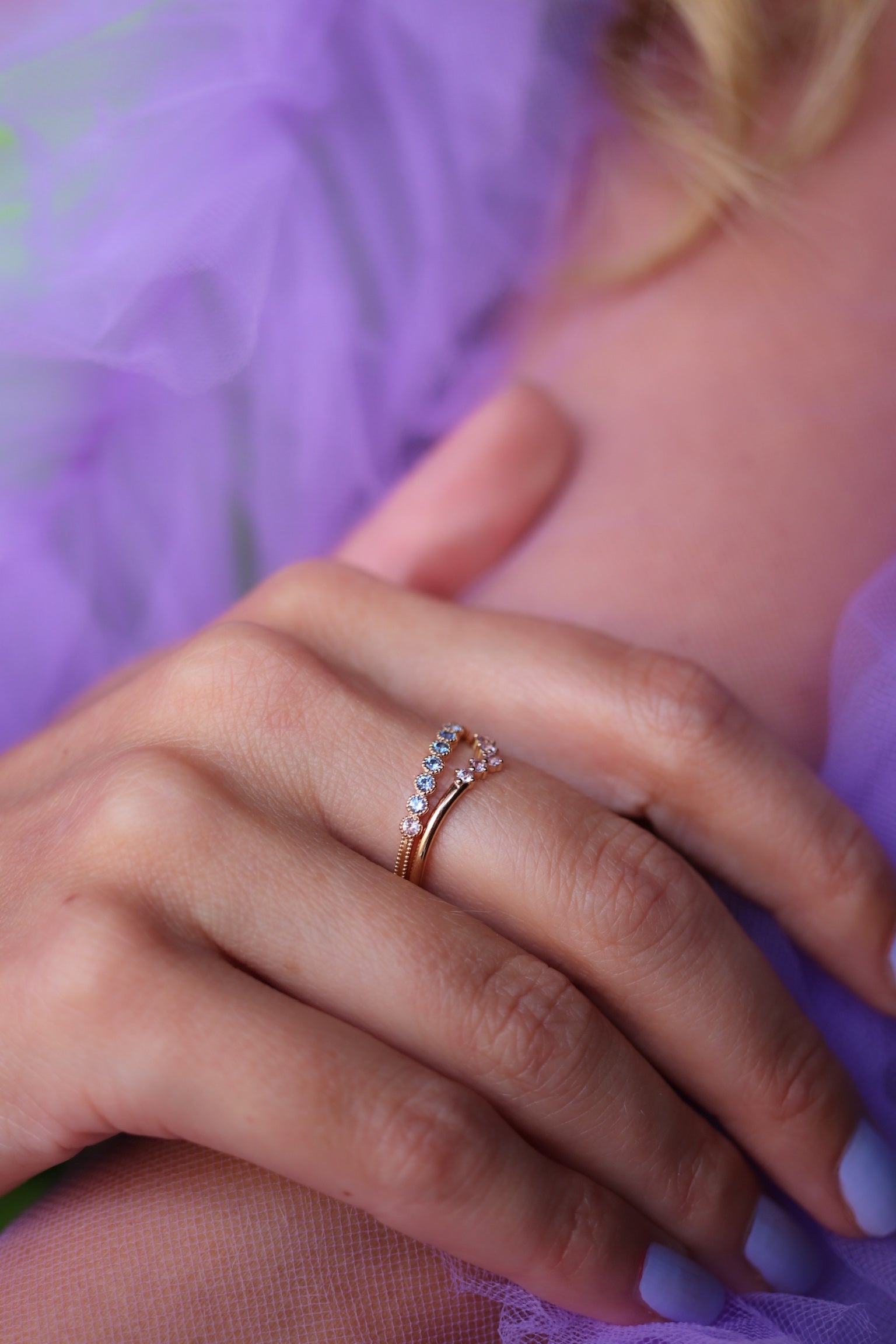 Sanning & Spiritualitet - Astrid Vintage Diamond Band med lavendelsafirer och ljusblå safirer