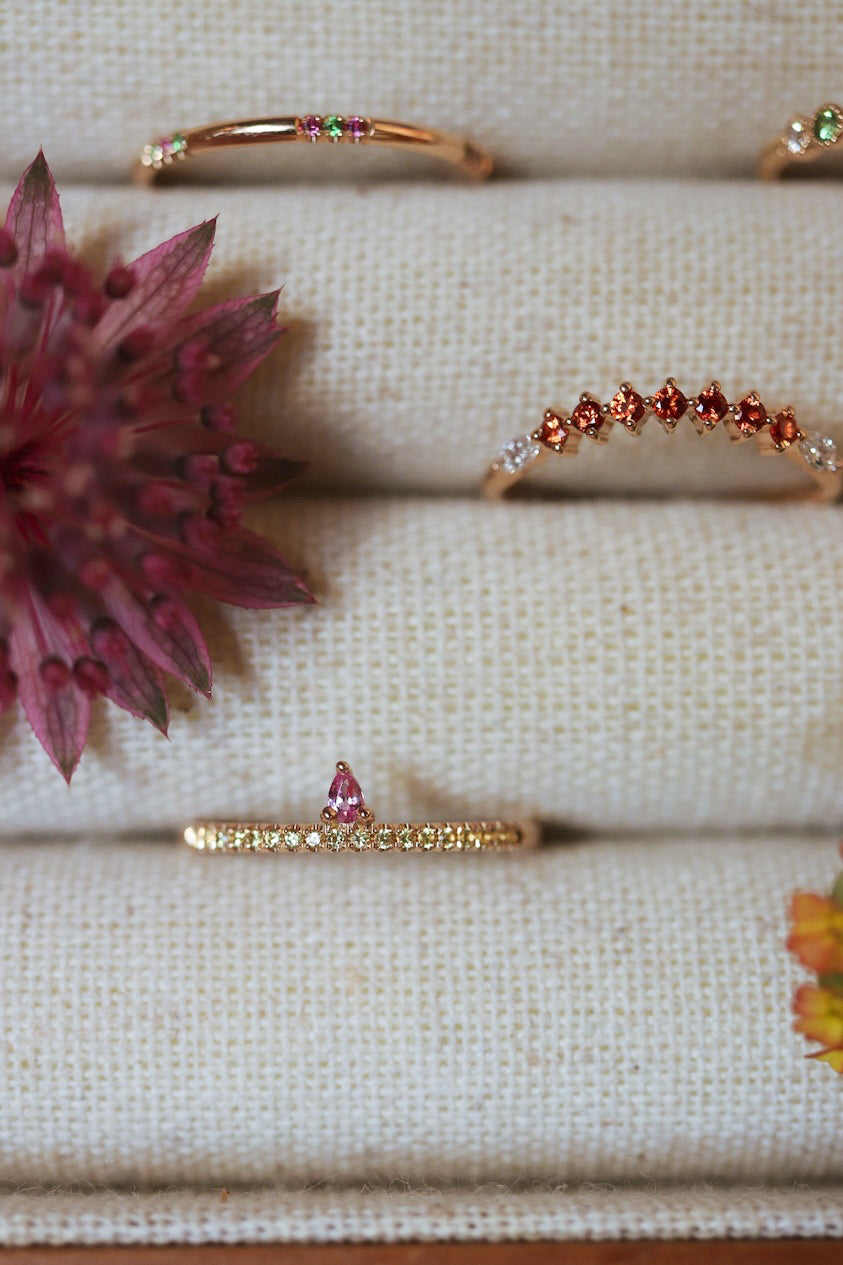 Kreativitet - Idun Curved Diamond Band med terrakottasafirer