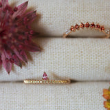 Kreativitet - Idun Curved Diamond Band med terrakottasafirer