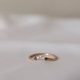 Five Diamond Triangle Ring med Svarta och Vita Diamanter