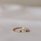 Five Diamond Triangle Ring med Svarta och Vita Diamanter