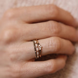 Five Diamond Triangle Ring med Svarta och Vita Diamanter