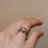 Five Diamond Triangle Ring med Svarta och Vita Diamanter