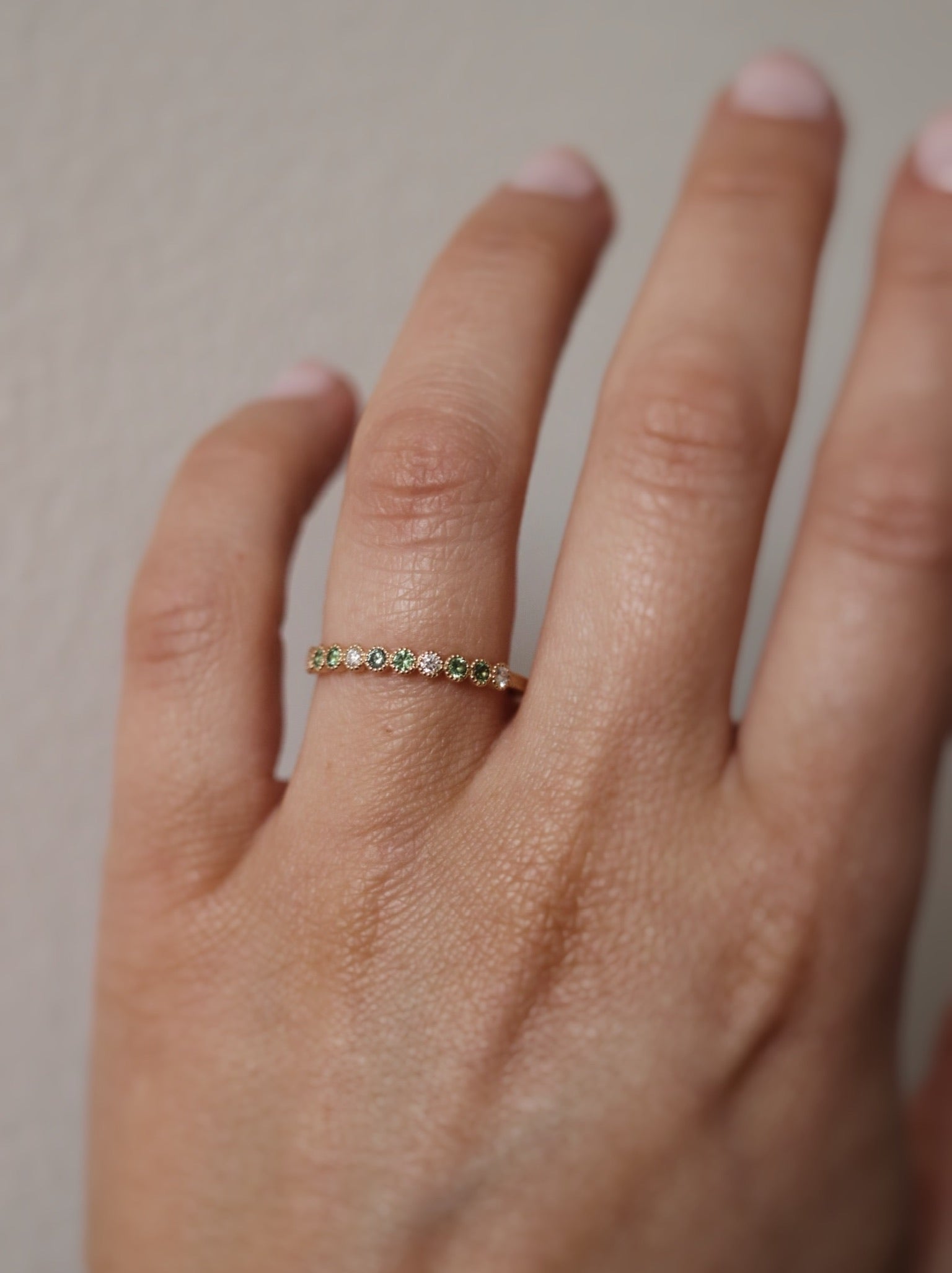 Harmoni - Astrid Vintage Diamond Band med gröna turmaliner och diamanter