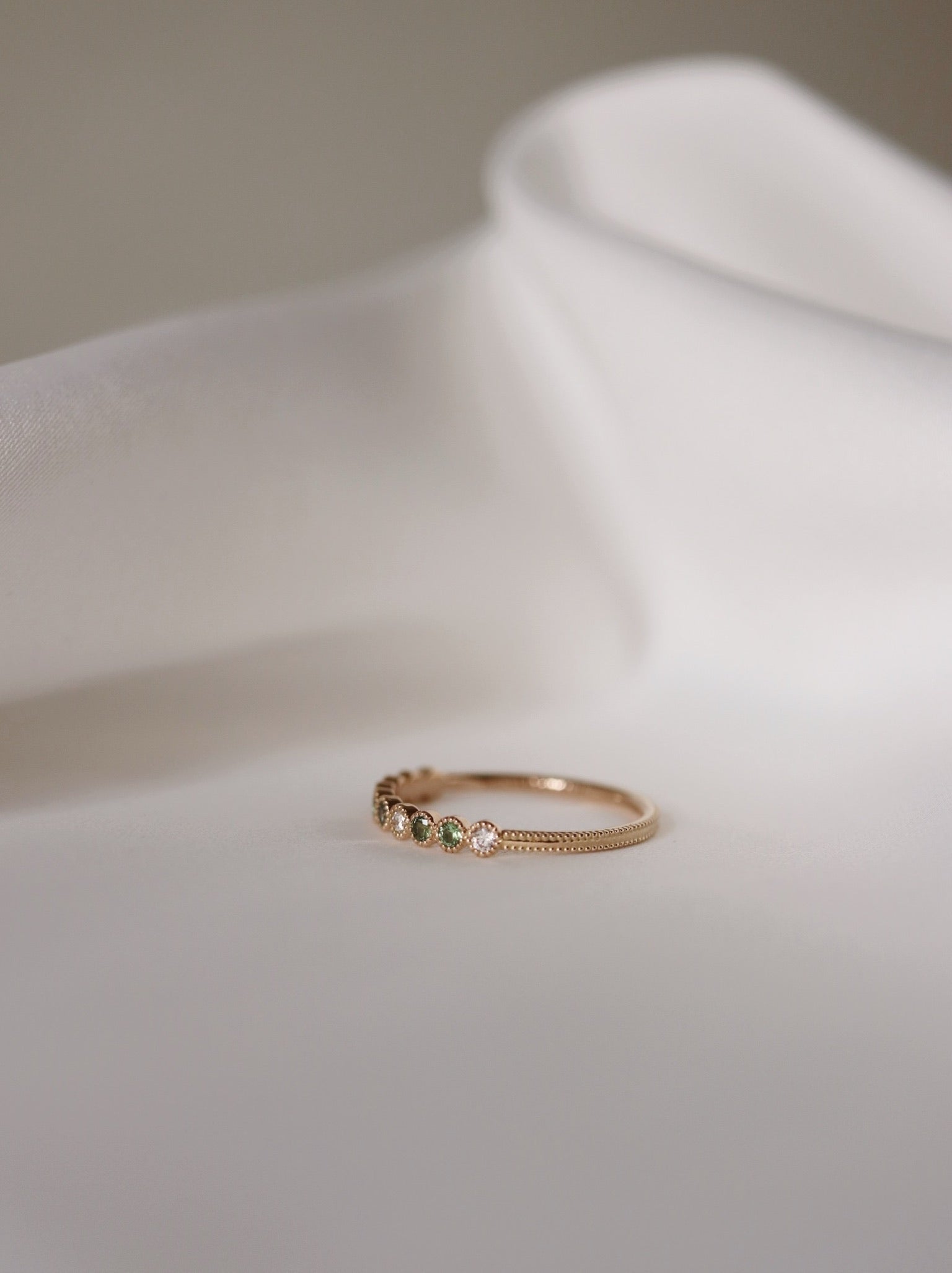 Harmoni - Astrid Vintage Diamond Band med gröna turmaliner och diamanter