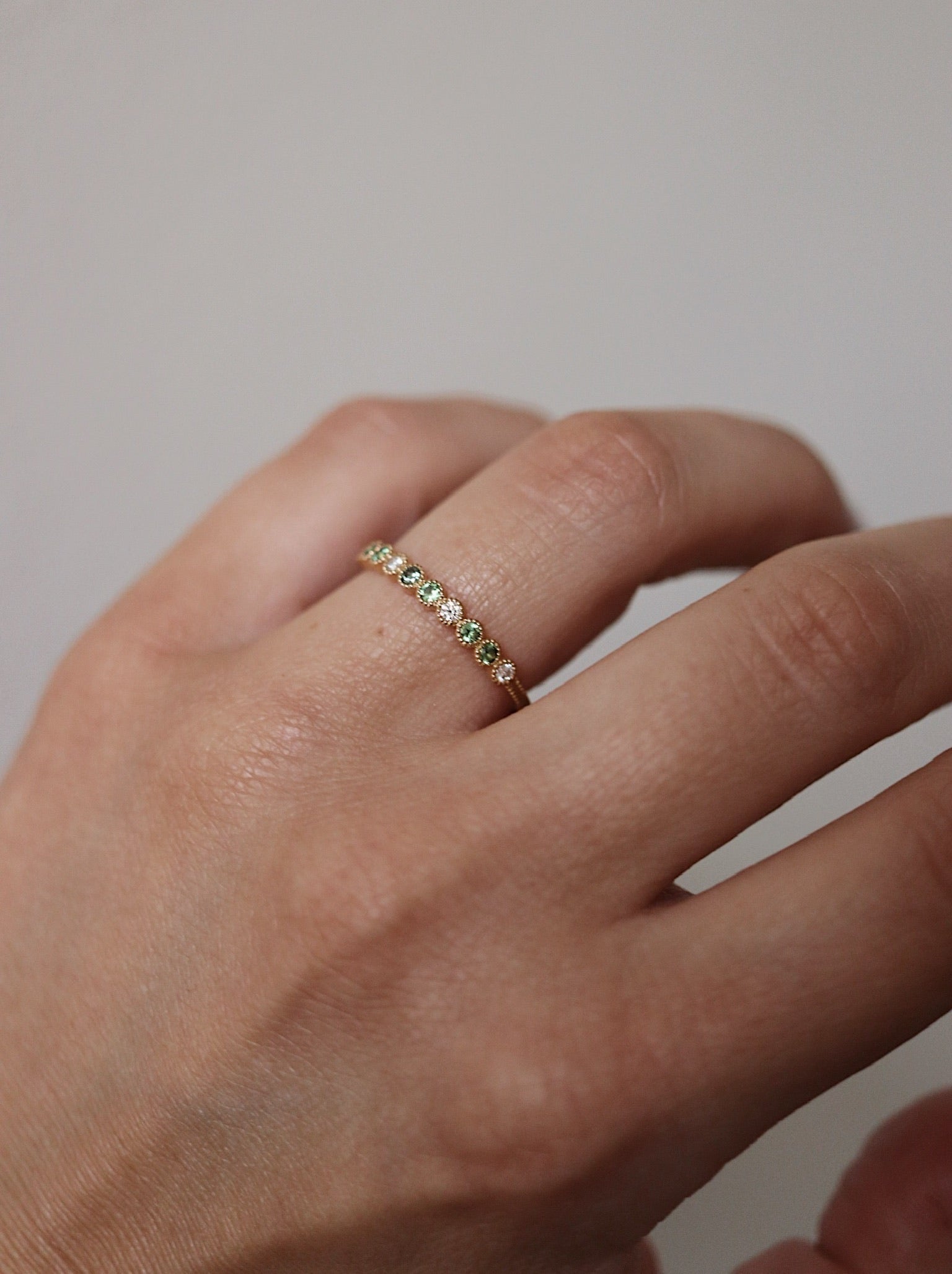 Harmoni - Astrid Vintage Diamond Band med gröna turmaliner och diamanter