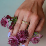 Inre Frid - Three Dots Spread Around Ring med gröna turmaliner och rosa safirer