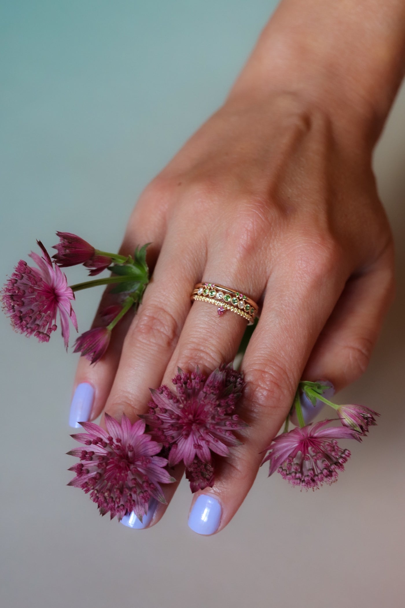 Inre Frid - Three Dots Spread Around Ring med gröna turmaliner och rosa safirer