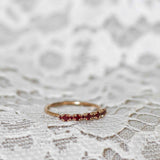 Mini Brigitte Ring med Rubiner