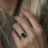 Jagger Ring med Mörkgrön Turmalin och Diamanthalo