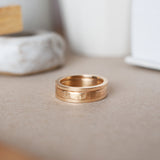 Son anillo de oro cuadrado