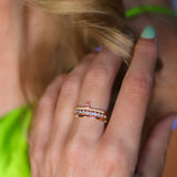 Inre Frid - Three Dots Spread Around Ring med gröna turmaliner och rosa safirer