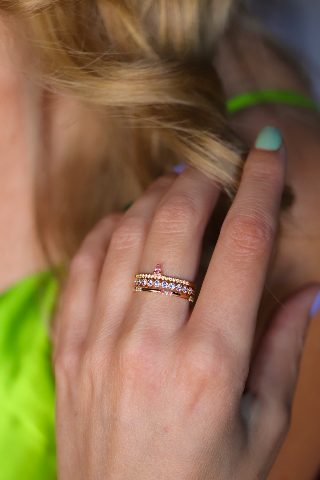 Inre Frid - Three Dots Spread Around Ring med gröna turmaliner och rosa safirer