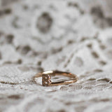 Skräddarsydd Bokstavsring med ditt val av ädelstenar (och gravyr inuti ringen)