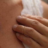 Three Dots Spread Around Ring med Svarta och Vita Diamanter