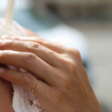 Three Dots Spread Around Ring med Svarta och Vita Diamanter