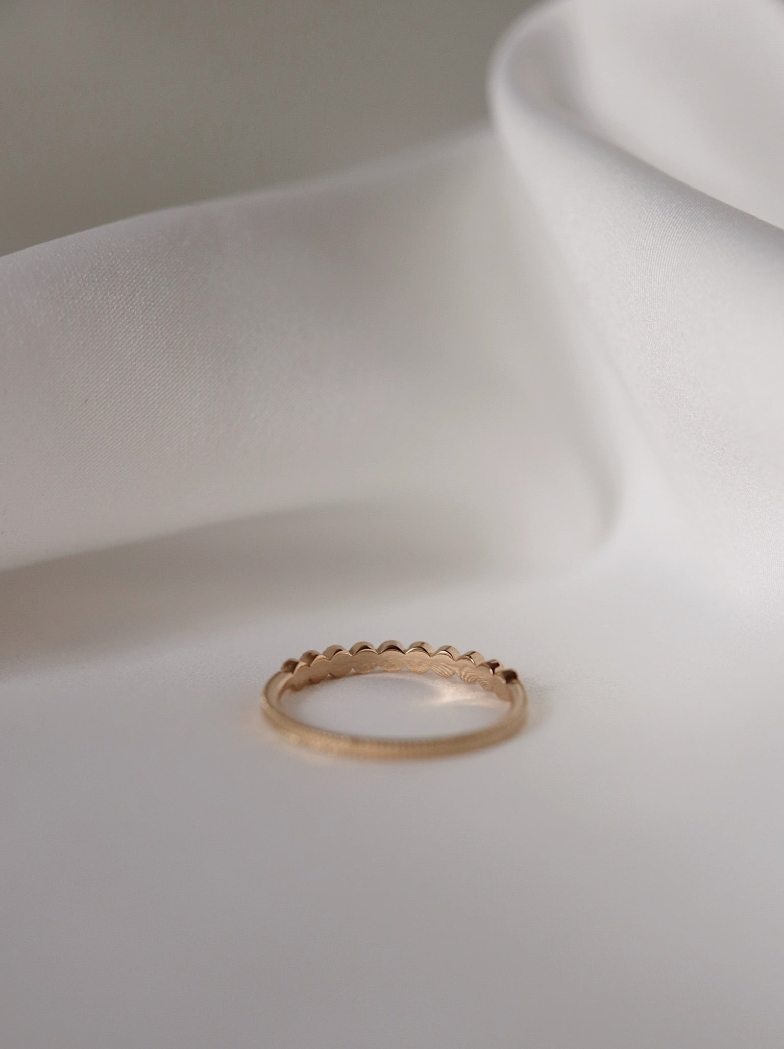 Sanning & Spiritualitet - Astrid Vintage Diamond Band med lavendelsafirer och ljusblå safirer