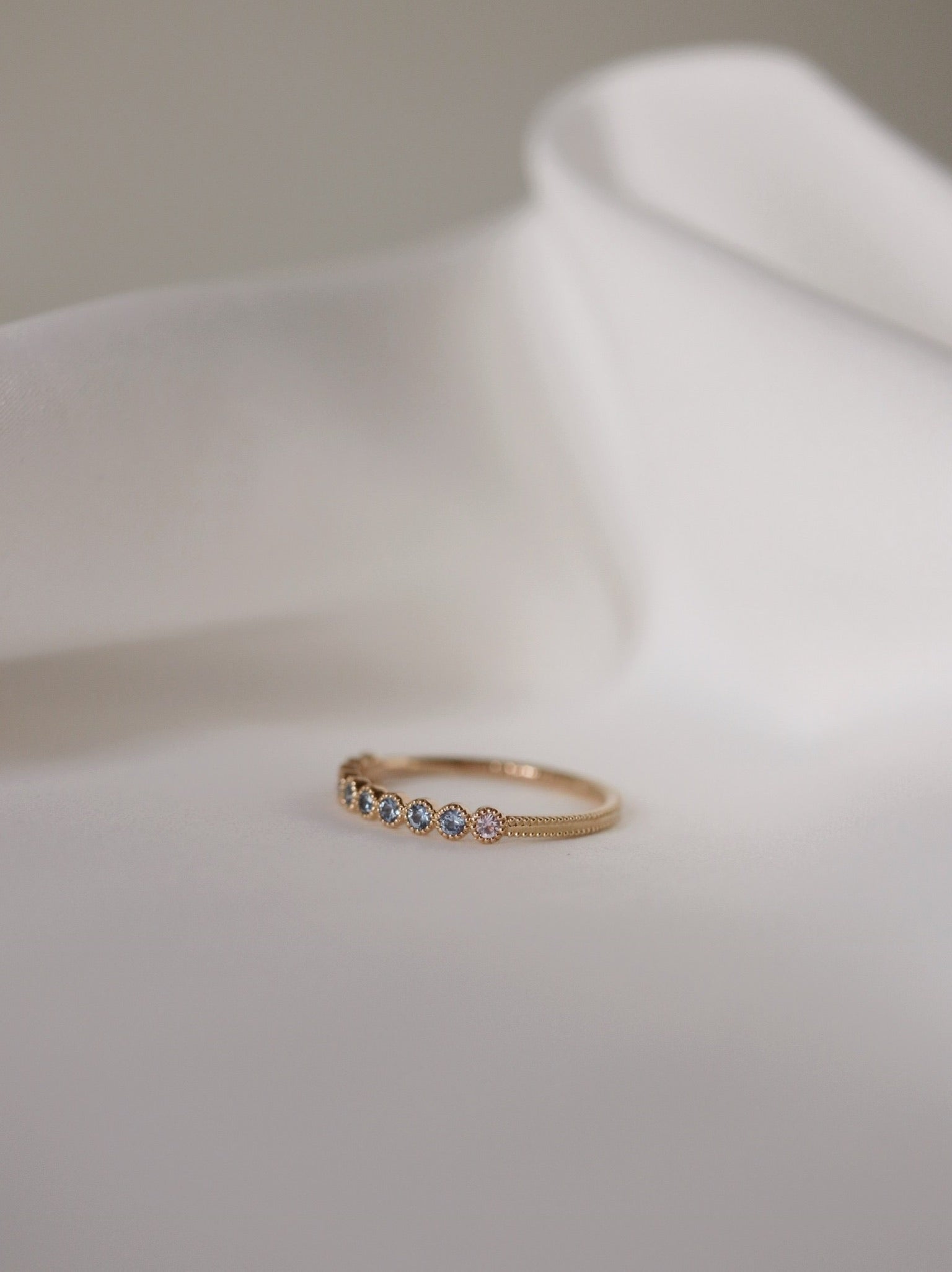 Sanning & Spiritualitet - Astrid Vintage Diamond Band med lavendelsafirer och ljusblå safirer