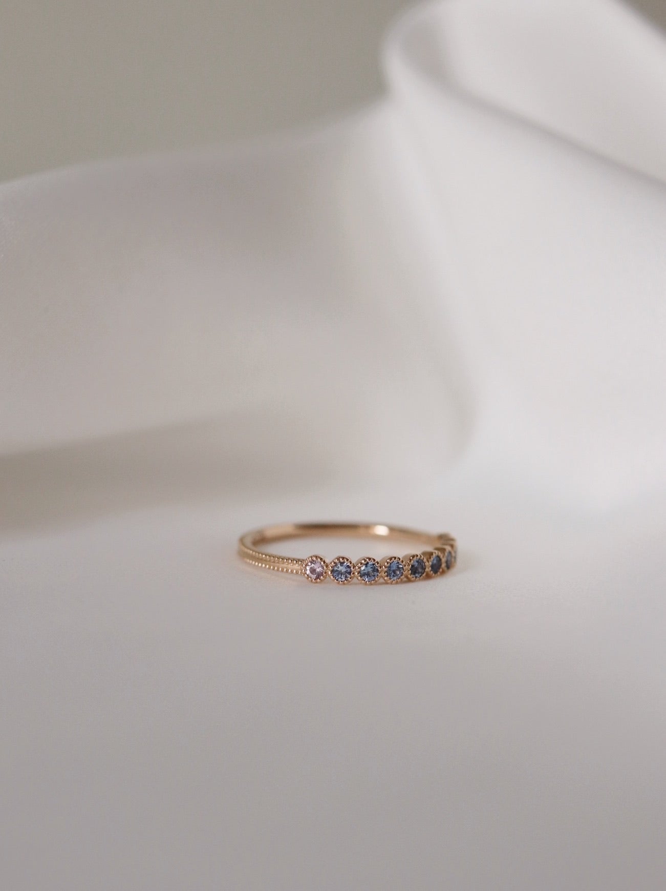 Sanning & Spiritualitet - Astrid Vintage Diamond Band med lavendelsafirer och ljusblå safirer