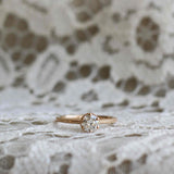 Gammeldags Solitärring med en klassisk briljantslipad diamant (0.50 CT - 1.0 CT)