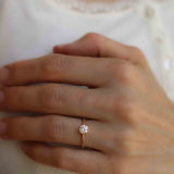 Gammeldags Solitärring med en klassisk briljantslipad diamant (0.50 CT - 1.0 CT)