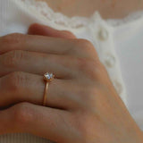 Gammeldags Solitärring med en klassisk briljantslipad diamant (0.50 CT - 1.0 CT)