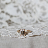 Vintageinspirerad Statementring Med Smaragdslipad Vit Topas