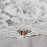 Vintageinspirerad Statementring Med Smaragdslipad Vit Topas