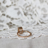 Vintageinspirerad Statementring Med Smaragdslipad Vit Topas