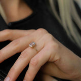 Vintageinspirerad Statementring Med Smaragdslipad Vit Topas