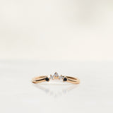 Five Diamond Triangle Ring med Svarta och Vita Diamanter