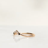 Five Diamond Triangle Ring med Svarta och Vita Diamanter