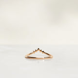 Five Diamond Triangle Ring med Svarta och Vita Diamanter