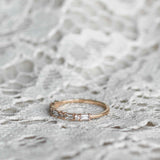 Amelias Minimalistiska Baguetteband med Briljanter - Topptäckt