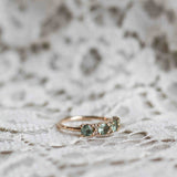 Anita Ring med Olivgröna Safirer och Champagnediamanter