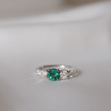 Elise Ring med Smaragd och Sidodiamanter (ca 1.0 CT)