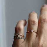 Lily Fallen Drop Ring med tre Briljanter