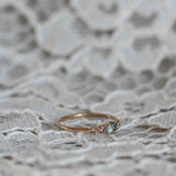 Unik! Mini Elise Ring (Lite Större) med Olivgrön Safir och Chokladdiamanter