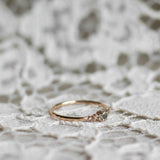 Unik! Mini Elise Ring med Olivgrön Safir och Chokladdiamanter