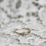 Unik! Mini Elise Ring med Olivgrön Safir och Chokladdiamanter