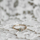 Unik! Mini Elise Ring med Olivgrön Safir och Chokladdiamanter