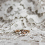 Skräddarsydd Bokstavsring med ditt val av ädelstenar (och gravyr inuti ringen)