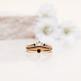 Five Diamond Triangle Ring med Svarta och Vita Diamanter